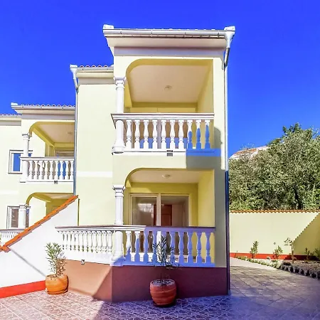 Charming Home With Swimming Pool Holiday home *