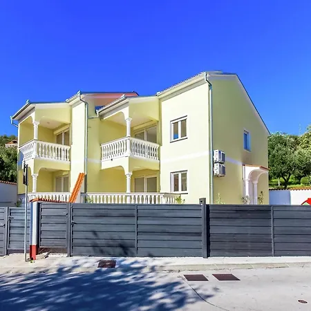 Charming Home With Swimming Pool *