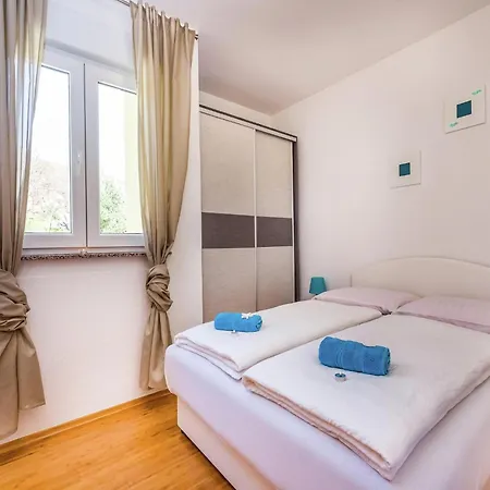 Charming Home With Swimming Pool Holiday home *